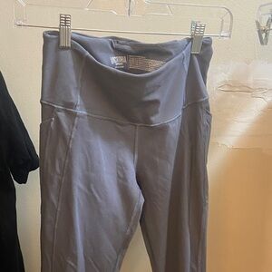 Victoria Sport Gray Leggings Crop women’s small 2 side pockets one back inside